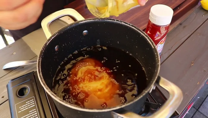 Apfelmus zur Cola hinzufügen.