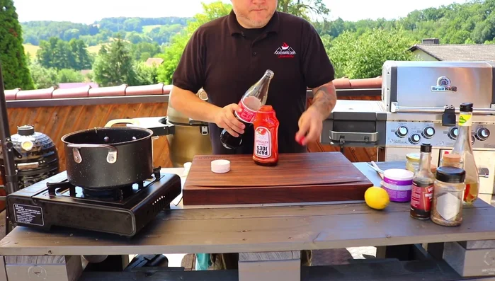 Ketchup unterrühren.