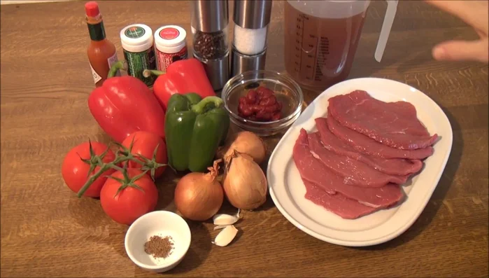 Tomaten schälen und für die Dekoration Tomatenrosen vorbereiten. Dazu die Schale einschneiden und mit einem Sparschäler vorsichtig abziehen. (12.88)