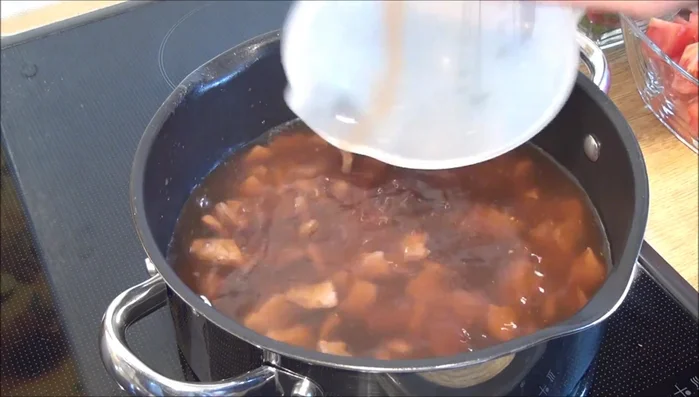 Mit Brühe ablöschen und Tomatenmark hinzufügen. (340.96)