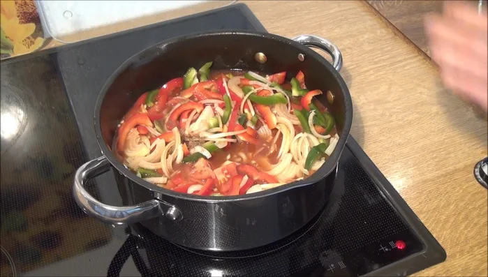 Alles gut verrühren und weitere 15 Minuten köcheln lassen. (413.4)