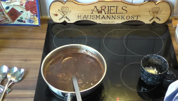 Mit Speisestärke andicken.