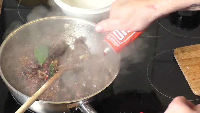 Tomatenmark unterrühren.