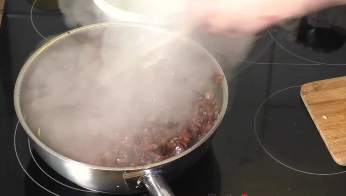 Mit Wasser aufgießen und zum Kochen bringen. (Wichtig: nur leicht köcheln lassen)