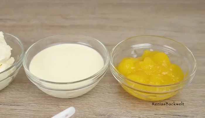 Für die Creme: Mascarpone, Frischkäse, Schlagsahne (mit Sahnefest steif geschlagen), und Joghurt verrühren.