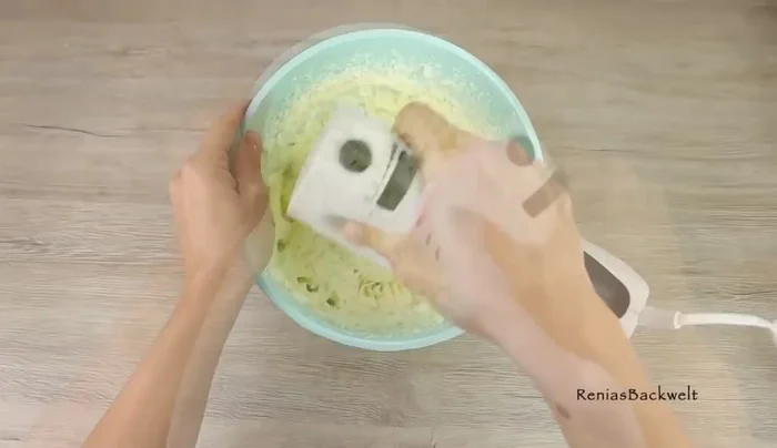 Steif geschlagene Sahne vorsichtig unterheben.