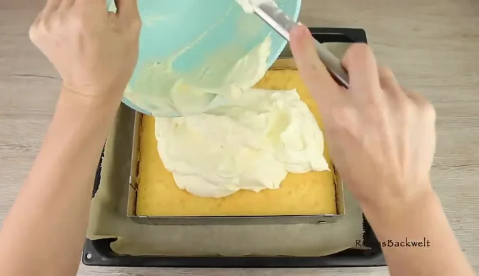 Creme auf den ausgekühlten Boden streichen und für ca. 1 Stunde kalt stellen.