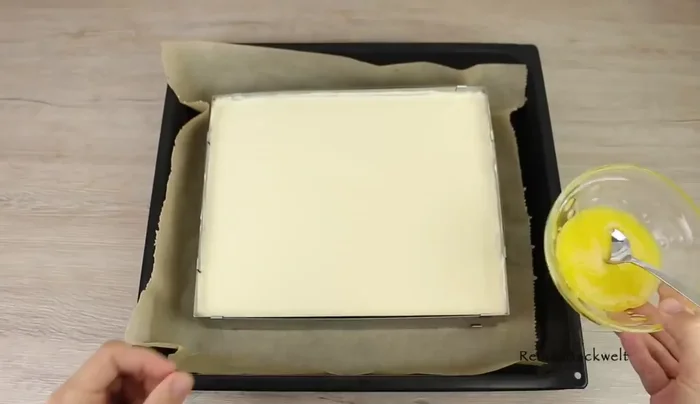 Lemon Curd erwärmen und mit einem Spritzbeutel oder Löffel auf die Creme verteilen.