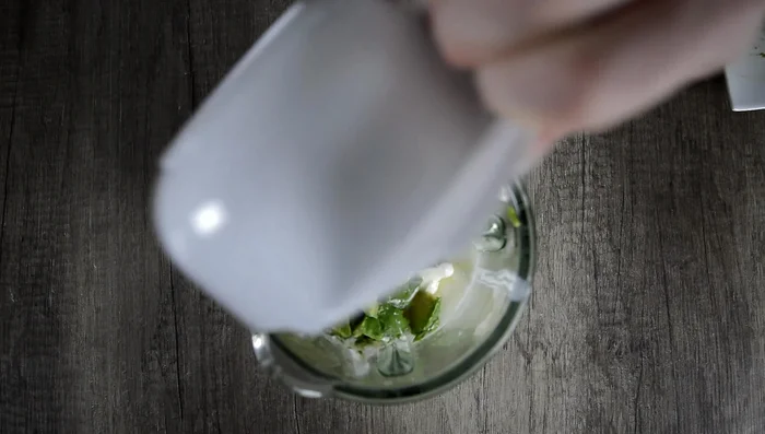 Limettensaft, Petersilie und Honig zum Dressing geben. Mit Salz und Pfeffer abschmecken und alles gut mixen.