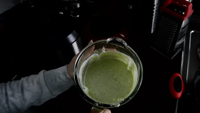 Das fertige Avocado-Dressing im Kühlschrank kühlen.