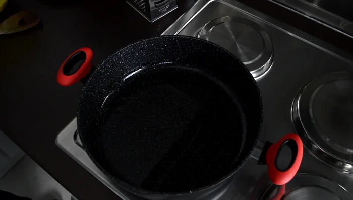 Die marinierten Hähnchenbrustfilets in einer Pfanne mit Sonnenblumenöl von beiden Seiten anbraten.