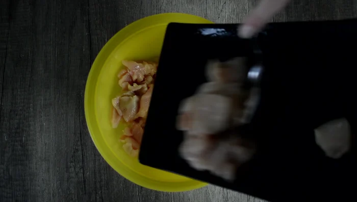 Hähnchenbrustfilet in eine große Schüssel geben. Zucker, Sojasauce, Worcestershire Sauce und Honig hinzufügen. Alles gut vermischen und für eine Stunde im Kühlschrank marinieren.