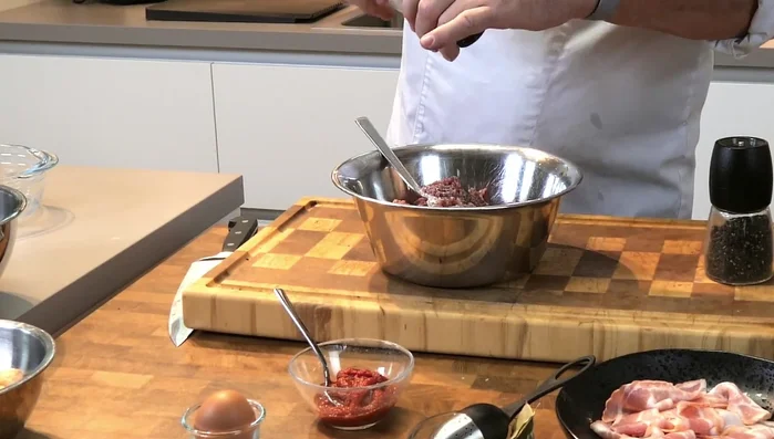 Hackfleisch mit Salz, Pfeffer, eingeweichtem Brötchen, Ei und Maronen verkneten. (114.439)