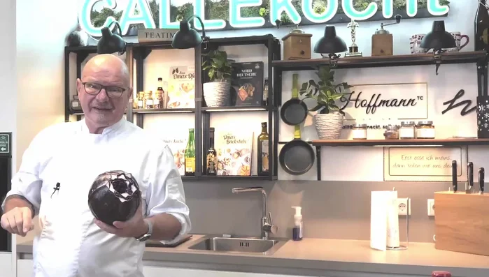 Den Rotkohl putzen, den Strunk entfernen und in heißem Wasser mit Salz blanchieren, bis sich die Blätter lösen lassen. (16.26)