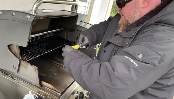 Butter/Schmalz in einer heißen Grillplatte/Pfanne erhitzen. 