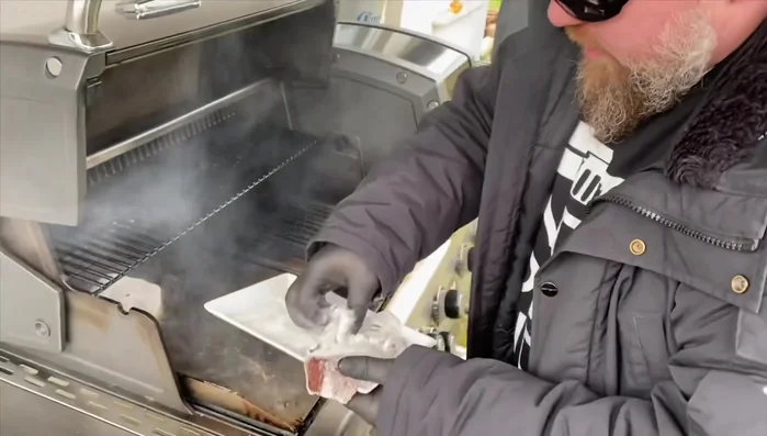 Leber in die heiße Pfanne legen und pro Seite ca. 1,5 Minuten braten.