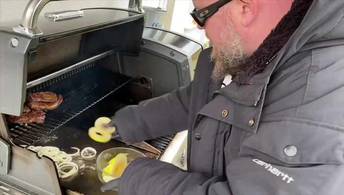 Apfelscheiben hinzufügen.