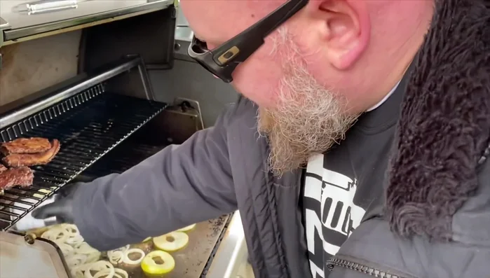 Mit Kokosblütenzucker/braunem Zucker bestreuen und karamellisieren lassen.