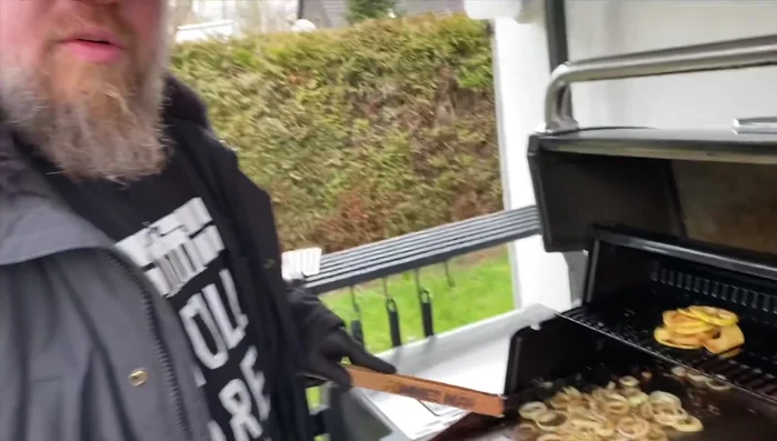 Alles gut vermengen und ca. 10 Minuten weiter braten, bis die Äpfel weich sind.