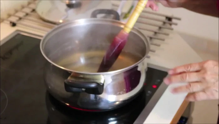 Wasser, Honig und Gewürze (Zimt, Nelken, Vanilleschote) in einen Topf geben und aufkochen lassen.