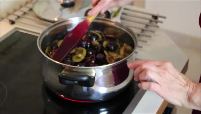 Die Zwetschgen hinzufügen und nur 2 Minuten köcheln lassen.