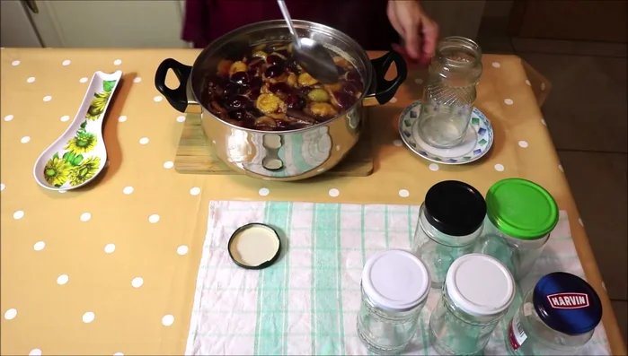 Das heiße Kompott in sterilisierte Gläser füllen, dabei etwas Platz am Rand lassen.