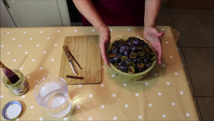 Zwetschgen halbieren.