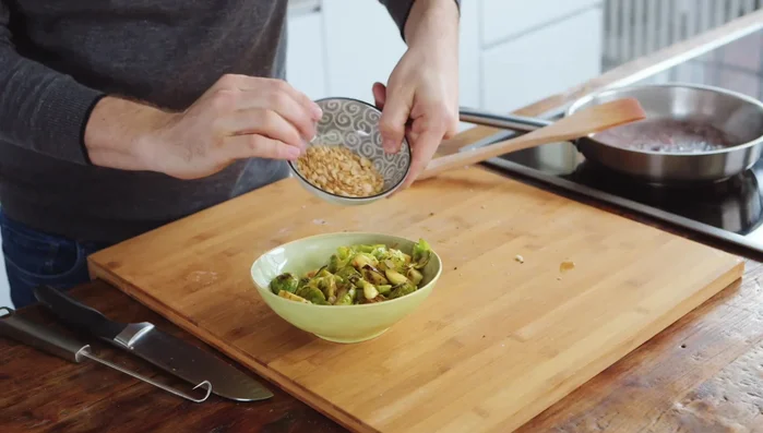 Haselnüsse mit dem Rosenkohl vermengen.