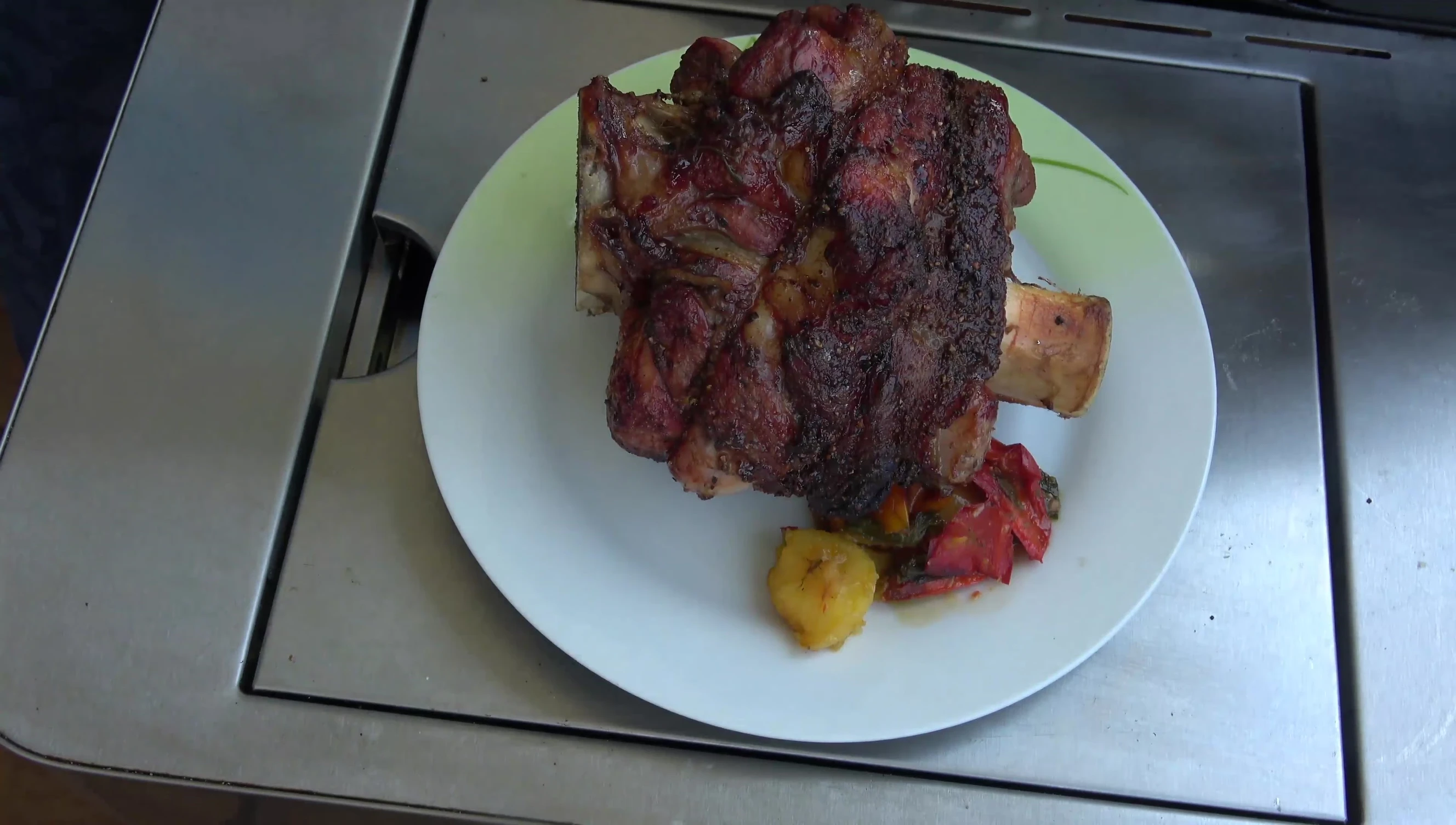 Saftige Kalbshaxe vom Spieß: Rezept & Zubereitung Saftige Kalbshaxe vom Spieß: Rezept & Zubereitung