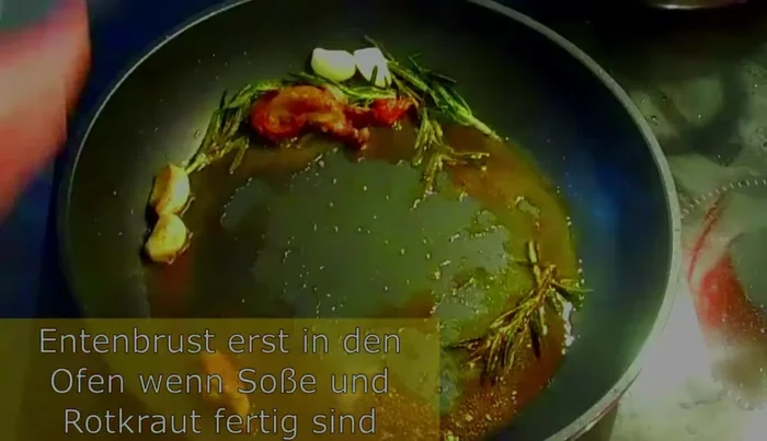 Entenbrust im Ofen garen: Die angebratene Entenbrust für ca. 20 Minuten bei 130°C im Ofen garen. (226.56)