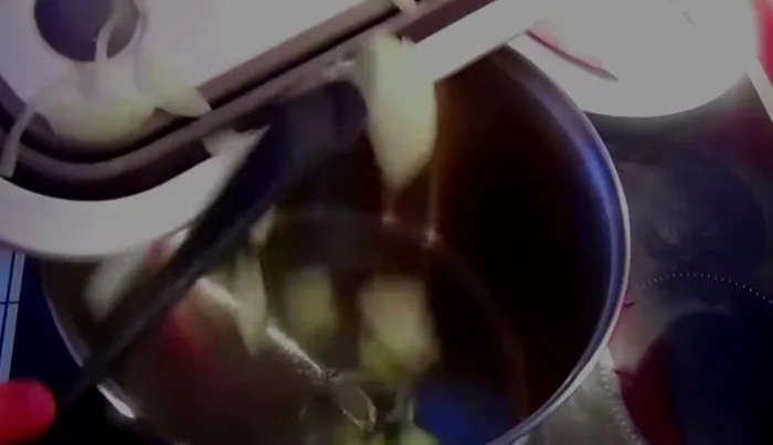 Rotkohl vorbereiten: Öl in einem Topf erhitzen, Zwiebeln (in Streifen geschnitten) darin anbraten. (16.32)