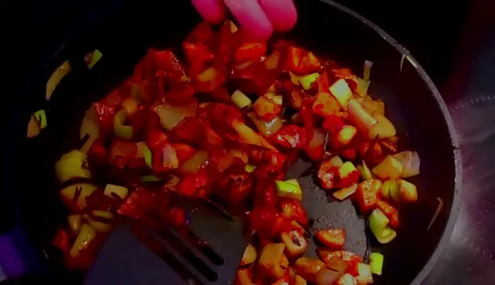 Soße zubereiten: Entenbrust-Abschnitte, Pfefferkörner und Rotwein in einem Topf köcheln lassen. (317.16) Mit Orangen, eventuell etwas Stärke binden. (378.479)