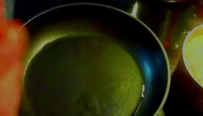 Kartoffeln zubereiten: Gekochte Kartoffeln in einer Pfanne mit etwas Öl und Margarine anbraten. (434.28) Mit Salz und Pfeffer würzen. (456.24)