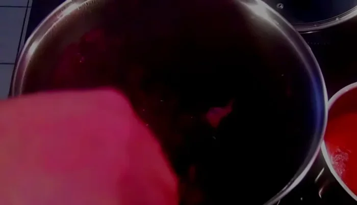 Soßenbindung: Die Soße mit etwas Stärke andicken. (491.46)