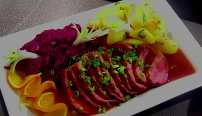 Zarte Entenbrust mit Apfelrotkohl & Orangensoße - Rezept