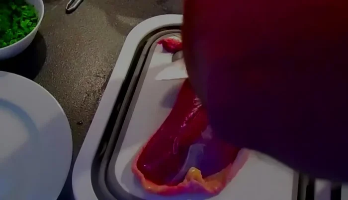 Entenbrust vorbereiten: Mit einem scharfen Messer die Silberhaut entfernen. (80.06) Die Haut leicht einschneiden, ohne das Fleisch zu beschädigen, um ein gleichmäßiges Garen zu gewährleisten. (131.16)