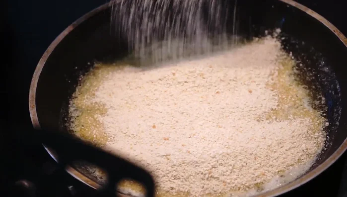 Für die Streusel: Butter in einem Topf erhitzen, Semmelbrösel und Zucker hinzufügen und vermischen. Bei Bedarf mehr Butter hinzufügen.