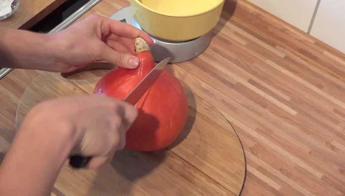 Hokkaido-Kürbis waschen und in grobe Würfel schneiden. Im Thermomix (oder Mixer) fein hacken.