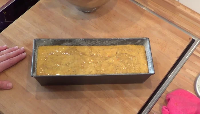 Bei 170°C Ober-/Unterhitze ca. 75 Minuten backen. Stäbchenprobe machen.
