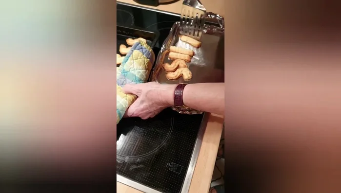 Gebäck auskühlen lassen.