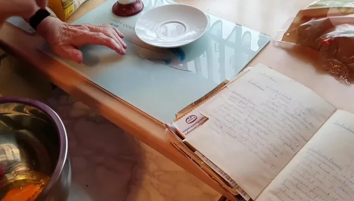 Eier, Zucker und Butter in einer Schüssel vermischen.