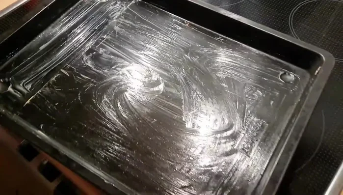 Backofen auf 170-180°C vorheizen. Backpapier auf das Backblech legen.