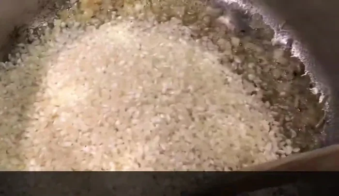 Weißwein hinzufügen und einkochen lassen.