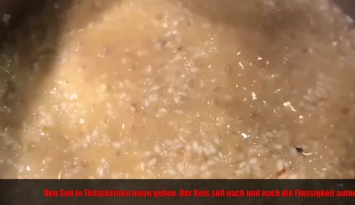 Nach und nach heiße Gemüsebrühe zum Reis geben und unter Rühren köcheln lassen, bis der Reis cremig ist. Dabei immer wieder probieren.