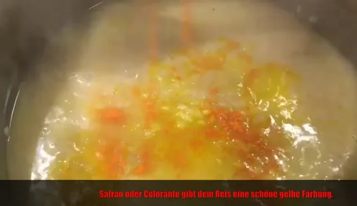 Meeresfrüchte hinzufügen und kurz mitköcheln lassen, bis sie gar sind.