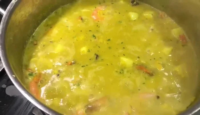 Das Risotto servieren und genießen.