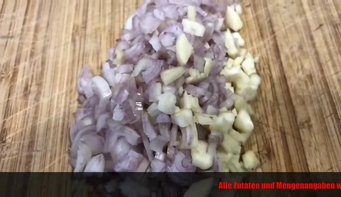 Schalotten und Knoblauchzehen fein hacken.