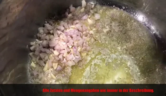 Reis in einem Topf mit Schalotten und Knoblauch andünsten.