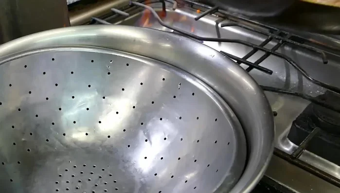 Bratfett abgießen. Flüssigkeit entfernen, da diese Schadstoffe enthält. (125.88)