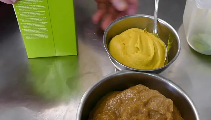 Senf, Cognac, Sauerrahm und Sahne unterrühren. (171.45)